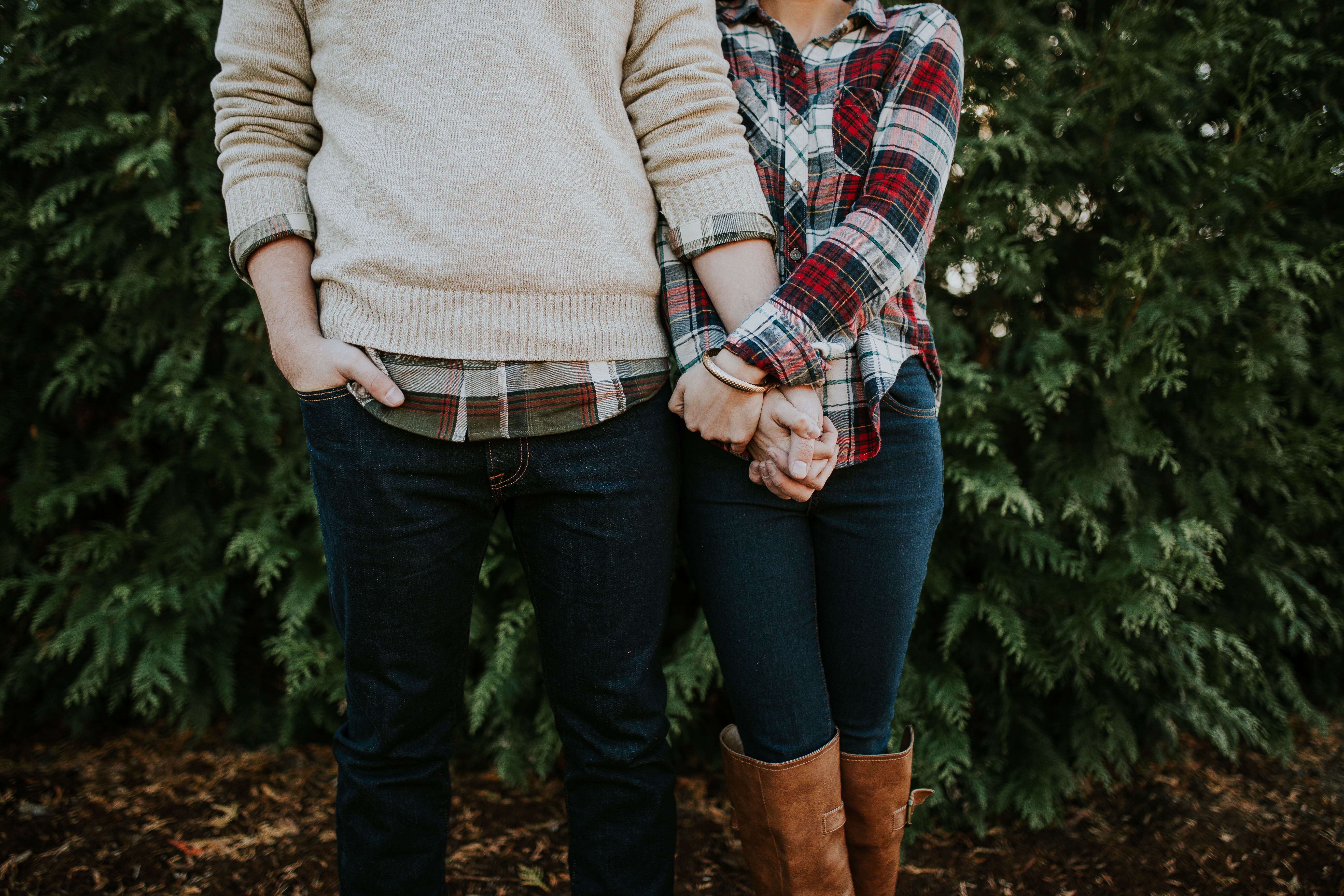 Un couple se tenant par la main