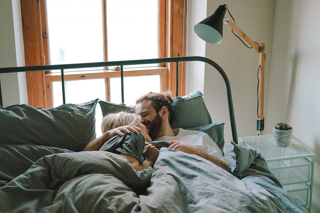 Un couple allongé dans un lit