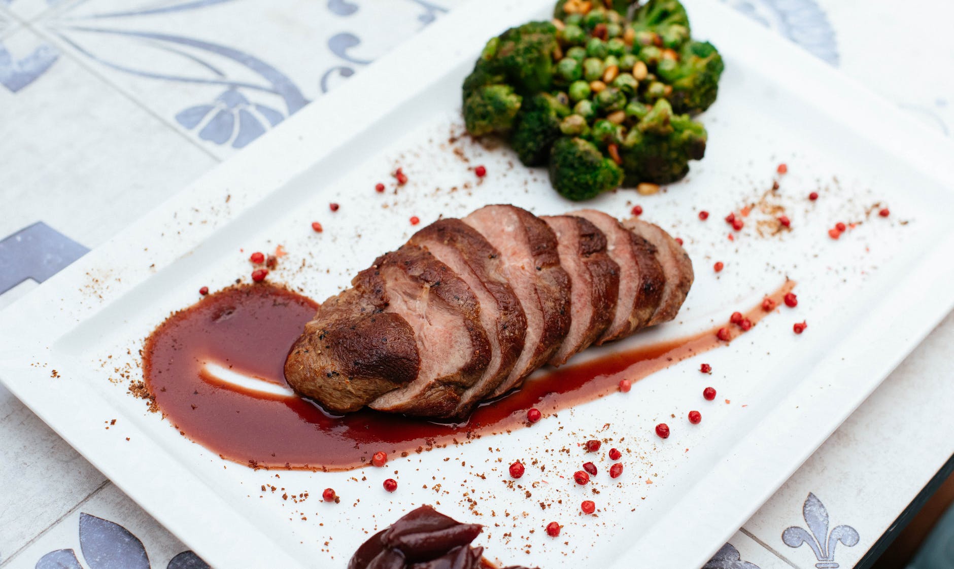 Assiette gastronomique avec des brocolis et de la viande de porc