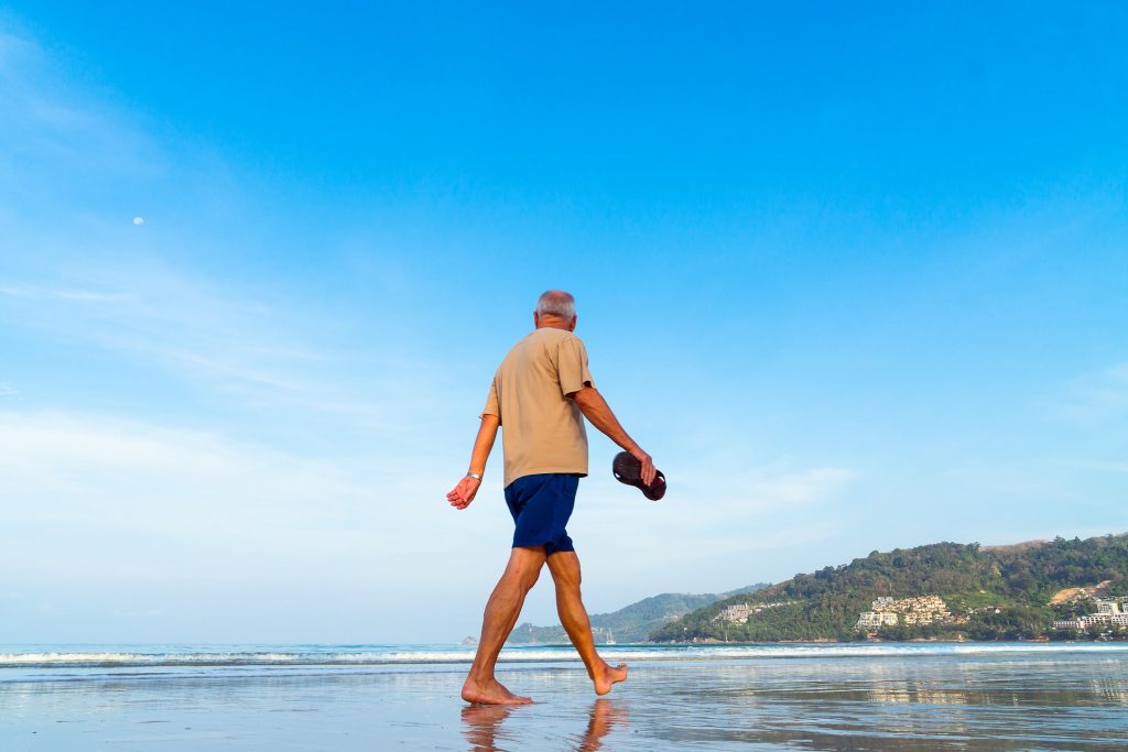 Sénior marchant sur la plage