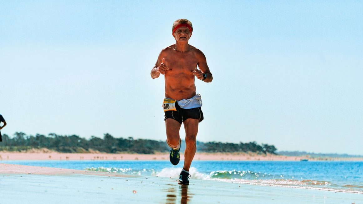 Homme qui court sur la plage