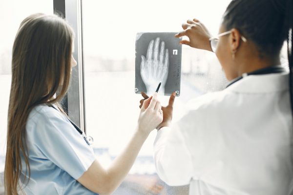 Quelle est la différence entre un podologue et un orthopédiste ?